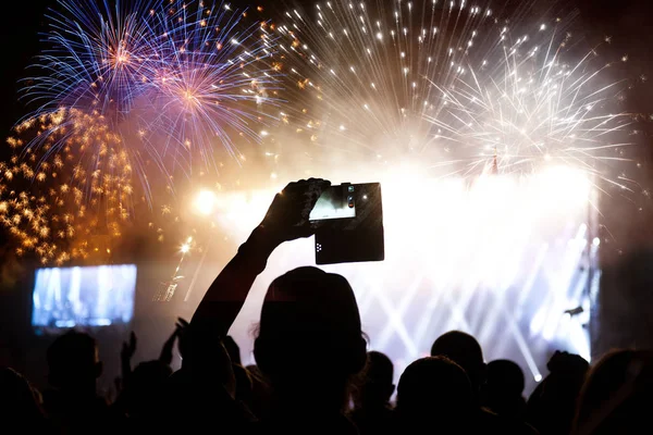 Multidão assistindo fogos de artifício no Ano Novo — Fotografia de Stock