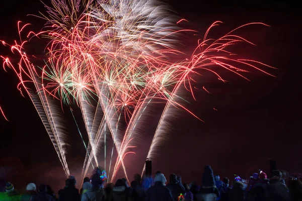新年の花火を見ている群衆 — ストック写真