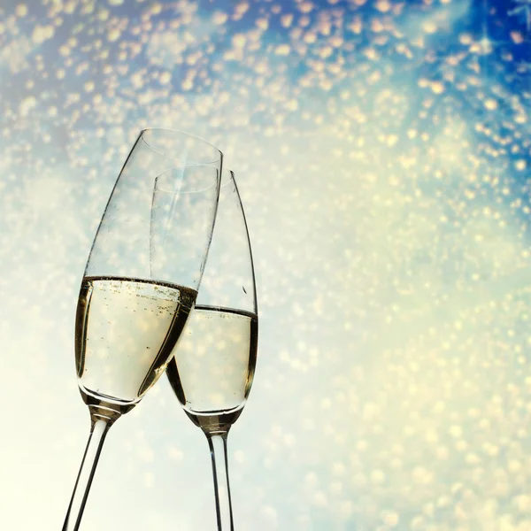 Champagneglas mot semester lampor — Stockfoto
