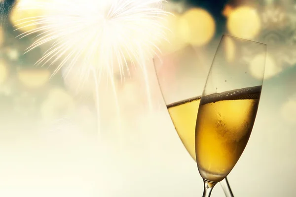 Champagneglazen tegen vakantie lichten — Stockfoto