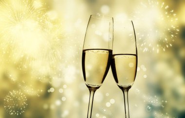 Tatil ışıklar karşı şampanya bardağı 