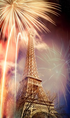 Eyfel Kulesi (Paris, Fransa) havai fişek ile 