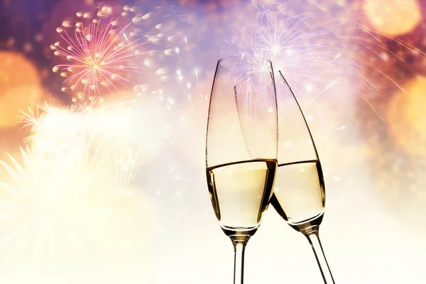 Bicchieri di champagne contro le luci delle vacanze — Foto Stock