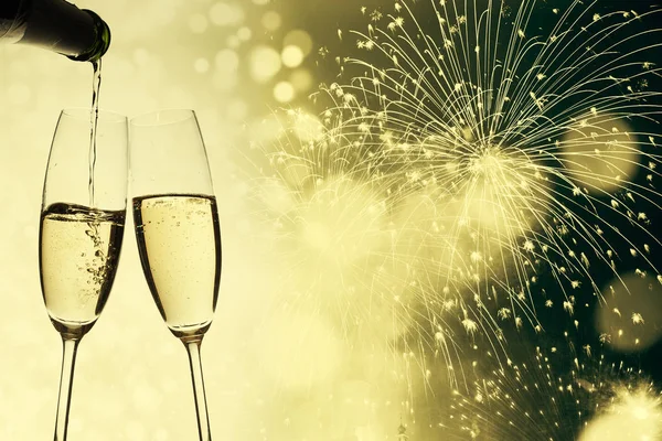 Kieliszki do szampana przed świąteczne światełka — Zdjęcie stockowe