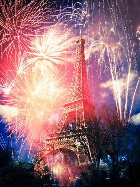 Eiffelova věž (Paříž, Francie) s ohňostrojem — Stock fotografie