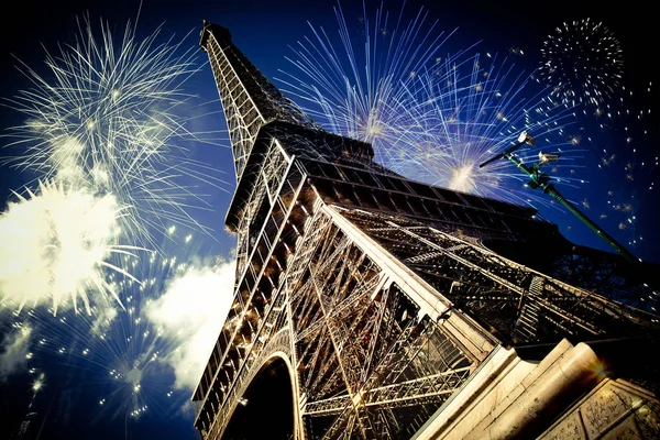 Eiffelova věž (Paříž, Francie) s ohňostrojem — Stock fotografie
