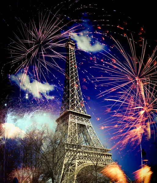 与烟花的埃菲尔铁塔 （法国巴黎） — 图库照片