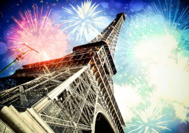 Eyfel Kulesi (Paris, Fransa) havai fişek ile 