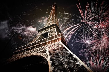 Eyfel Kulesi (Paris, Fransa) havai fişek ile 