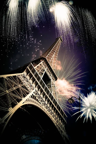 Ейфелева вежа (Париж, Франція) з феєрверки — стокове фото