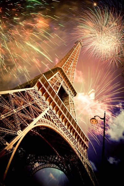 Eiffel tower (Paris, France) with fireworks — Stock Photo, Image