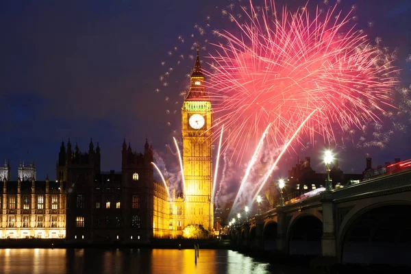 Exhibición de fuegos artificiales alrededor de Big Ben — Foto de Stock