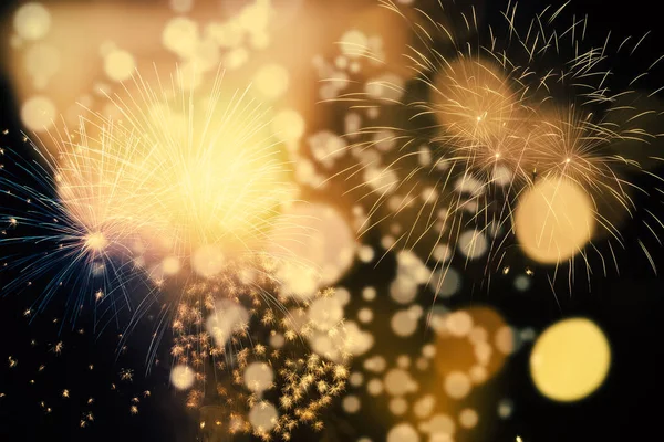 Feuerwerk zu Neujahr und Kopierraum — Stockfoto