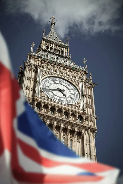 Brexit concept - Bandiera britannica sui simboli di Londra — Foto Stock