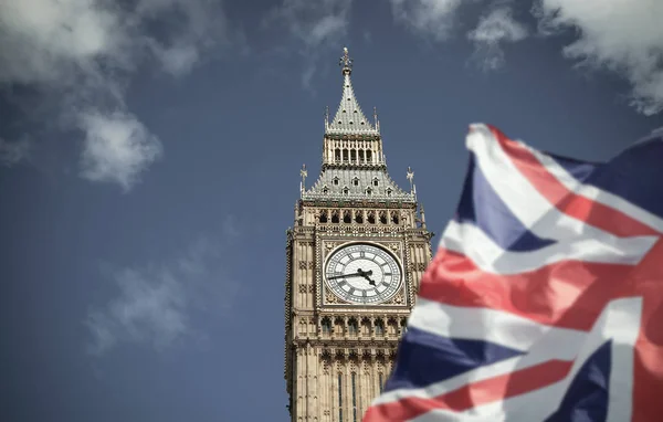 Brexit concept - Bandiera britannica sui simboli di Londra — Foto Stock