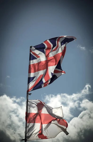 Bandera británica Union Jack soplando en el viento . —  Fotos de Stock