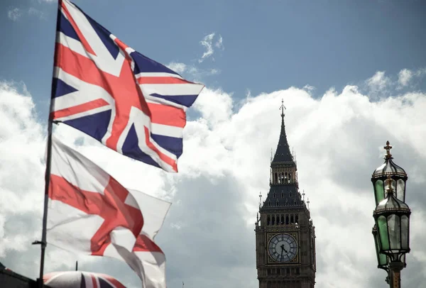 British Union Jack vlag waait in de wind. — Stockfoto