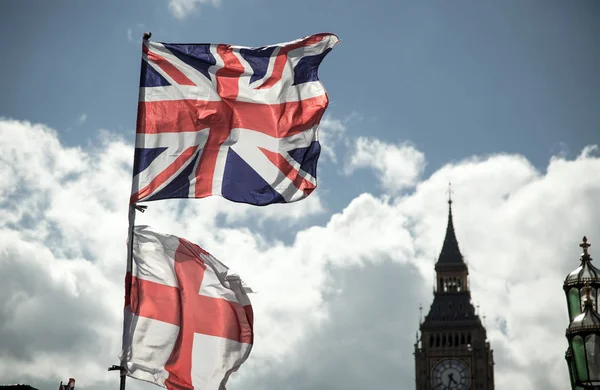 Bandiera britannica Union Jack che soffia nel vento . — Foto Stock