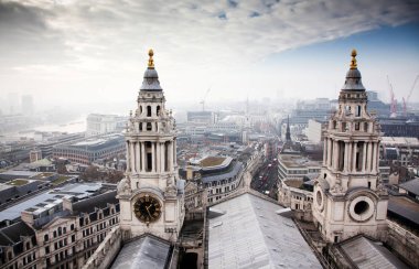 St Paul Katedrali, İngiltere 'den sisli bir günde Londra üzerindeki çatı manzarası