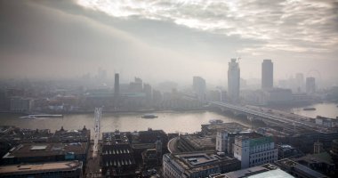 St Paul Katedrali, İngiltere 'den sisli bir günde Londra üzerindeki çatı manzarası