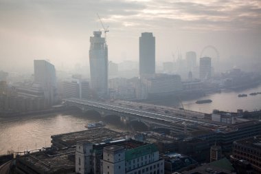 St Paul Katedrali, İngiltere 'den sisli bir günde Londra üzerindeki çatı manzarası