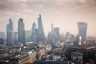 çatı görünümünden Londra üzerinden sisli bir günde St Paul Katedrali