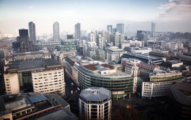 çatı görünümünden Londra üzerinden sisli bir günde St Paul Katedrali