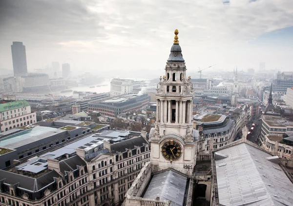 Pemandangan atap di London pada hari yang berkabut dari Katedral St Paul, Inggris — Stok Foto
