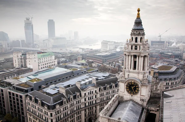 Takutsikt över London en dimmig dag från Sankt Pauls katedral, Storbritannien — Stockfoto