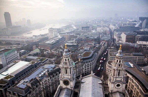 英国圣保罗大教堂的雾天，伦敦上空的天窗景观 — 图库照片