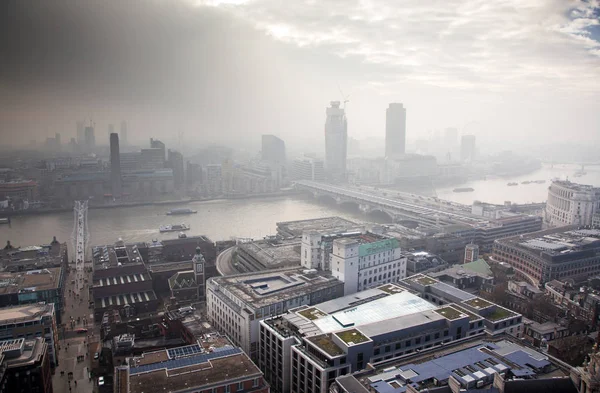 Vue sur Londres par une journée brumeuse depuis la cathédrale St Paul, Royaume-Uni — Photo