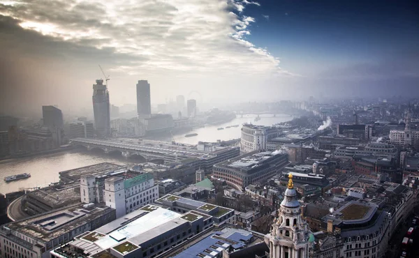 Takutsikt över London en dimmig dag från Sankt Pauls katedral, Storbritannien — Stockfoto