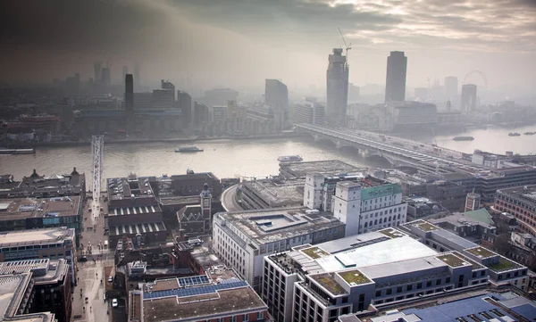 Tetőtéri kilátás London felett egy ködös napon a Szent Pál katedrálistól, Egyesült Királyság — Stock Fotó