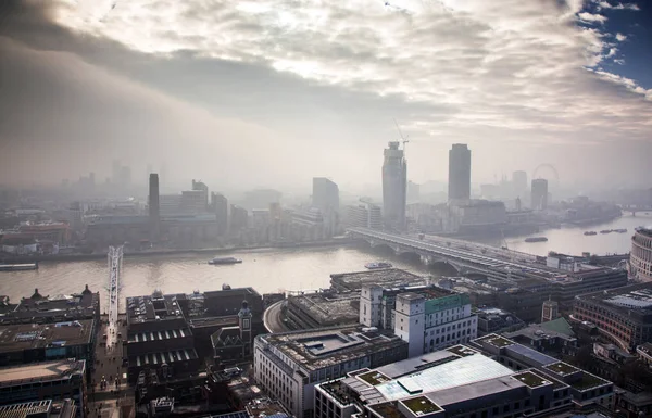Vista de la azotea de Londres en un día de niebla desde la catedral de St Paul, Reino Unido — Foto de Stock