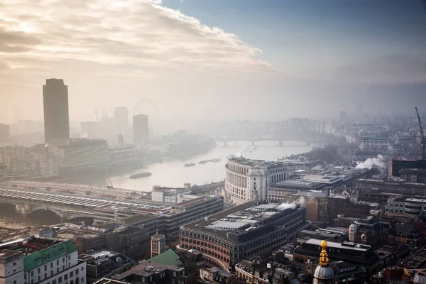 Vista panoramica su Londra in un giorno nebbioso dalla cattedrale di St Paul — Foto Stock
