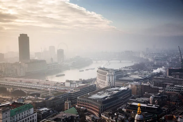 Vedere pe acoperiș asupra Londrei într-o zi cețoasă de la catedrala Sf. Paul — Fotografie, imagine de stoc