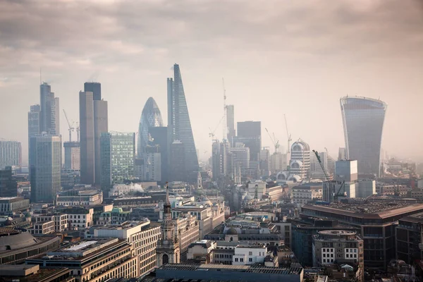 Op het dak uitzicht over London op een mistige dag van St Paul's kathedraal — Stockfoto