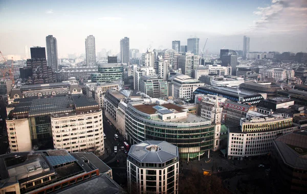 Op het dak uitzicht over London op een mistige dag van St Paul's kathedraal — Stockfoto