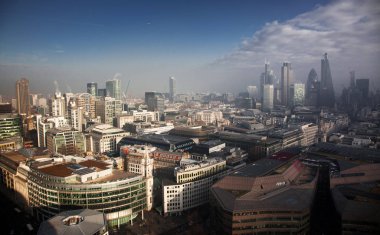 çatı görünümünden Londra üzerinden sisli bir günde St Paul Katedrali