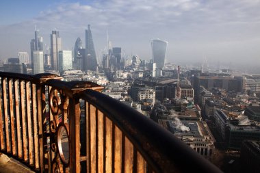 çatı görünümünden Londra üzerinden sisli bir günde St Paul Katedrali