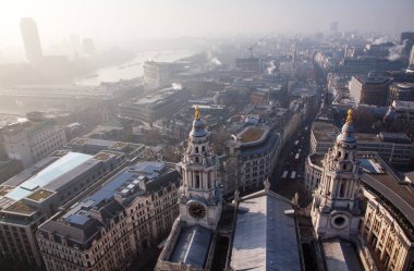 çatı görünümünden Londra üzerinden sisli bir günde St Paul Katedrali