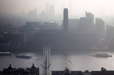 çatı görünümünden Londra üzerinden sisli bir günde St Paul Katedrali