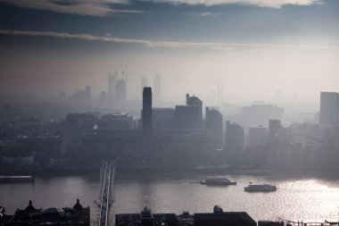 St Paul Katedrali, İngiltere 'den sisli bir günde Londra üzerindeki çatı manzarası