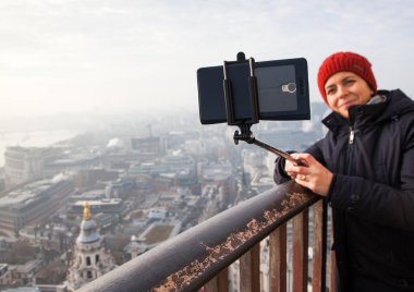 St Paul Katedrali çatı üzerinden bir selfie alarak kadın