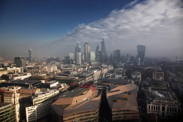 Vue sur Londres par une journée brumeuse depuis la cathédrale St Paul — Photo