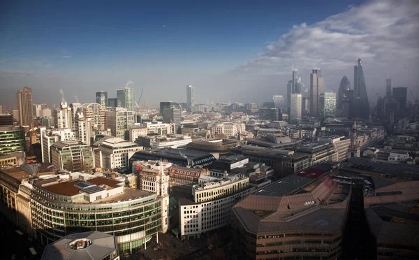 Vista panoramica su Londra in un giorno nebbioso dalla cattedrale di St Paul — Foto Stock