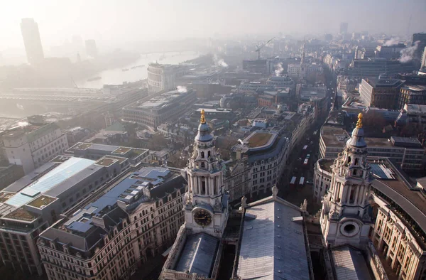 屋顶俯瞰伦敦雾日从圣保禄大教堂 — 图库照片