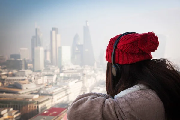 Turista donna sopra la cattedrale di St Paul, Londra — Foto Stock