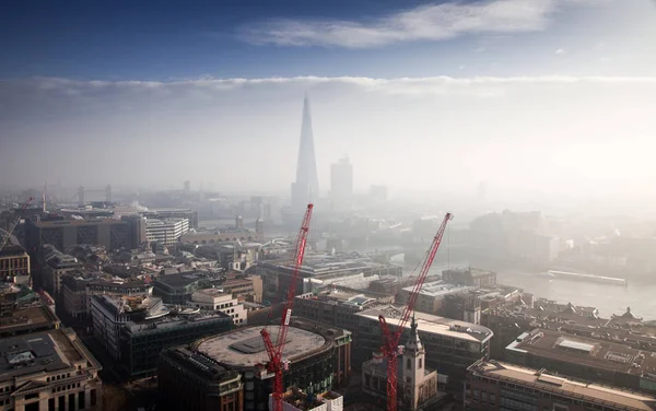 Vista panoramica su Londra in un giorno nebbioso dalla cattedrale di St Paul — Foto Stock