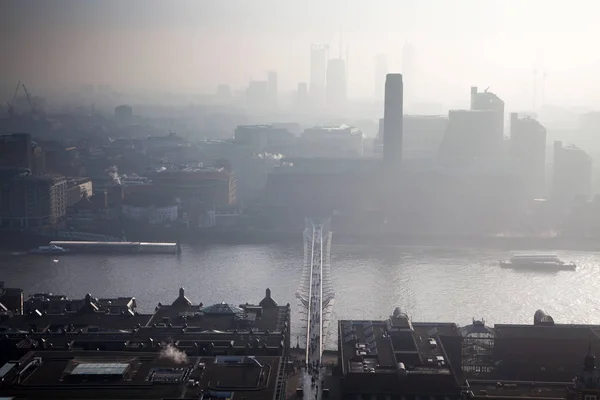 霧の日にセント ・ ポール大聖堂からロンドンを一望 — ストック写真